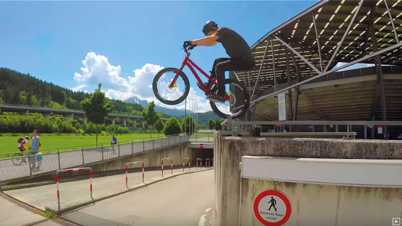 In seinem neusten Video ist Bike-Multitalent Fabio Wibmer auf den Straßen Innsbrucks unterwegs. In dem 6 minütigen Clip beweist das österreichische Ausnahmetalent einmal mehr, dass es zu den besten Bikern der Welt gehört.