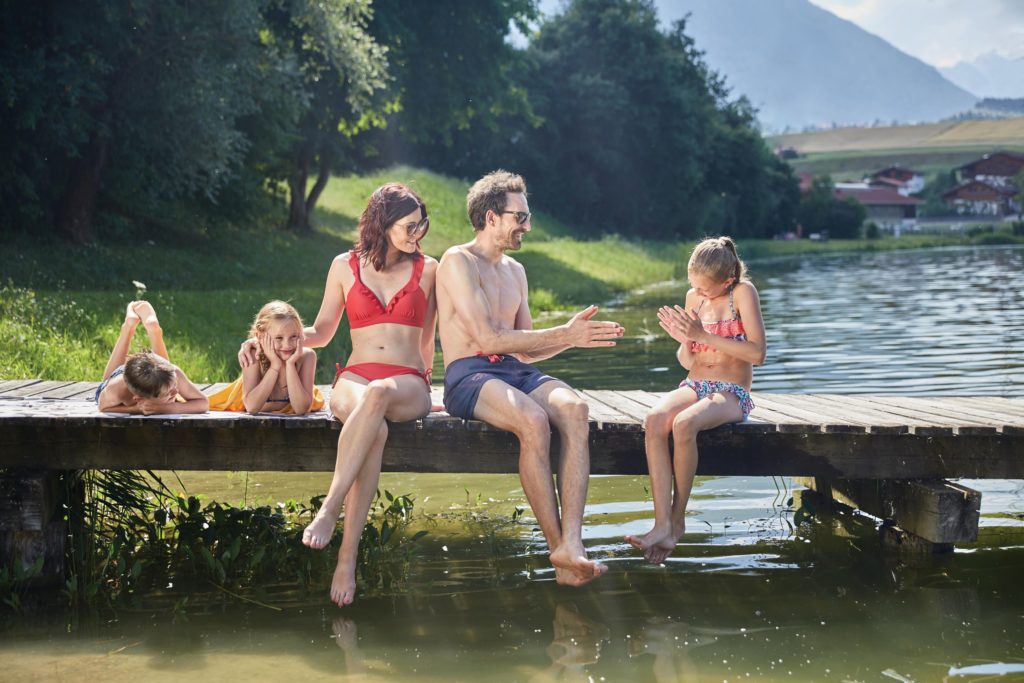 Mit der Familie im Sommer in Innsbruck unterwegs: Eine ganze Reihe von Badeseen und Freibädern bietet die Region.