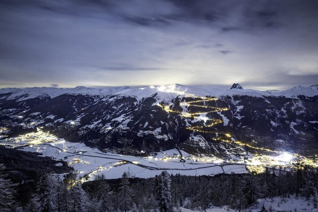 Nachtrodeln in Österreich auf der längsten beleuchteten Rodelbahn der Welt